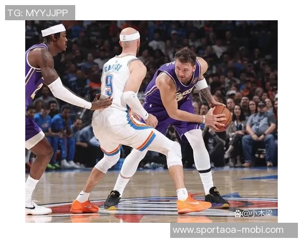 东契奇与里夫斯现场观战布朗尼G联盟比赛展现篮球热情与友谊 东契奇与里夫斯现场观战布朗尼G联盟比赛展现篮球热情与友谊