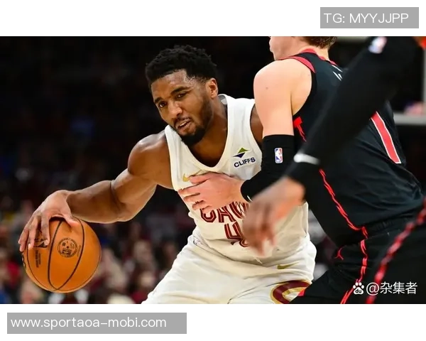 米切尔半场表现平平仅得13分3助攻失误和犯规影响发挥 米切尔半场表现平平仅得13分3助攻失误和犯规影响发挥